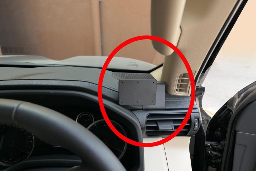 ClicOn 605705 right-hand dashboard mount for Toyota LandCruiser 300 Series 2021–2027, with pre-drilled AMPS holes and no-drill, no-glue vehicle-specific installation.