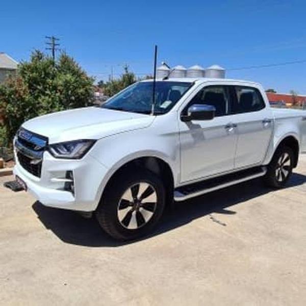 GMF4x4 BB-007D driver-side bonnet UHF antenna bracket for Isuzu D-MAX and MU-X 2021-on, made from 5mm steel with black powder-coated finish and no-drill installation.