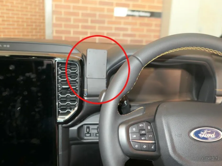 ClicOn 655832 centre dashboard mount with pre-drilled AMPS holes for Ford Ranger, Ranger Wildtrak, Ranger Raptor and Everest 2022–2025.